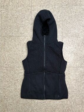 The North Face Black Quilted Reversible Hooded Full Zip Vest: Women's Sleeveless